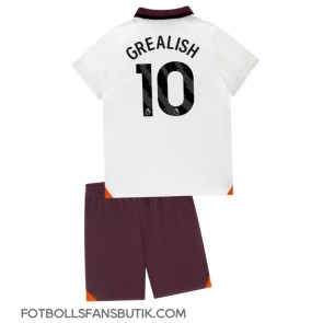 Manchester City Jack Grealish #10 Replika Bortatröja Barn 2023-24 Kortärmad (+ Korta byxor)